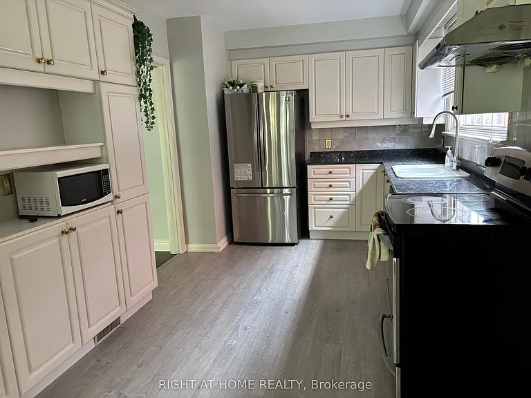 220 Newton Dr — Photo 5