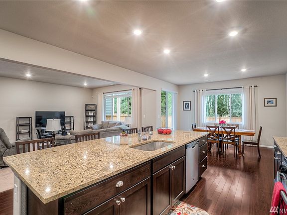 3rd image of 3127 Hanna Dr NE