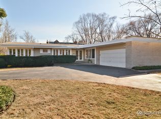 680 Strawberry Hill Dr, Glencoe, IL 60022