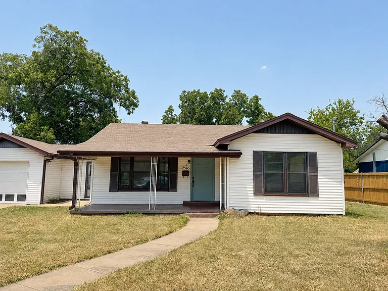 2516 Briarwood Ln — Photo 1
