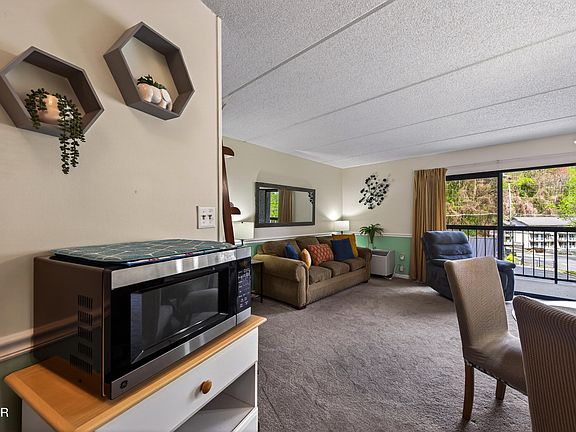 5th image of 306 Baskins Creek Rd #305
