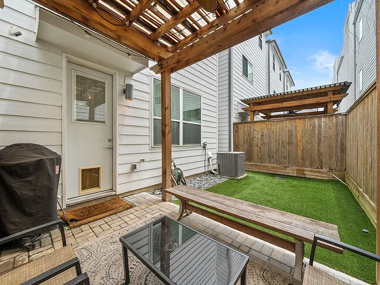 1217 Crockett St — Photo 32