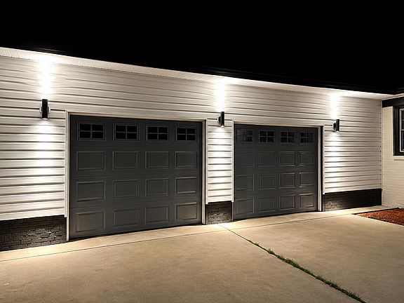 4th image of 533 W College Street