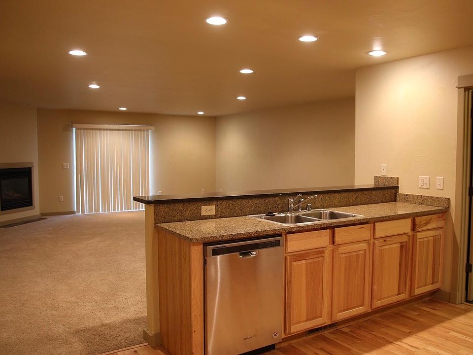 1st image of 818 Forestglen Dr APT B