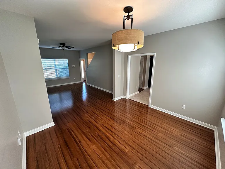 408 Cunningham Ln — Photo 6