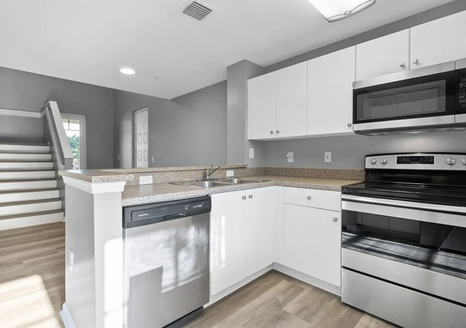 4822 Chancellor Dr — Photo 2