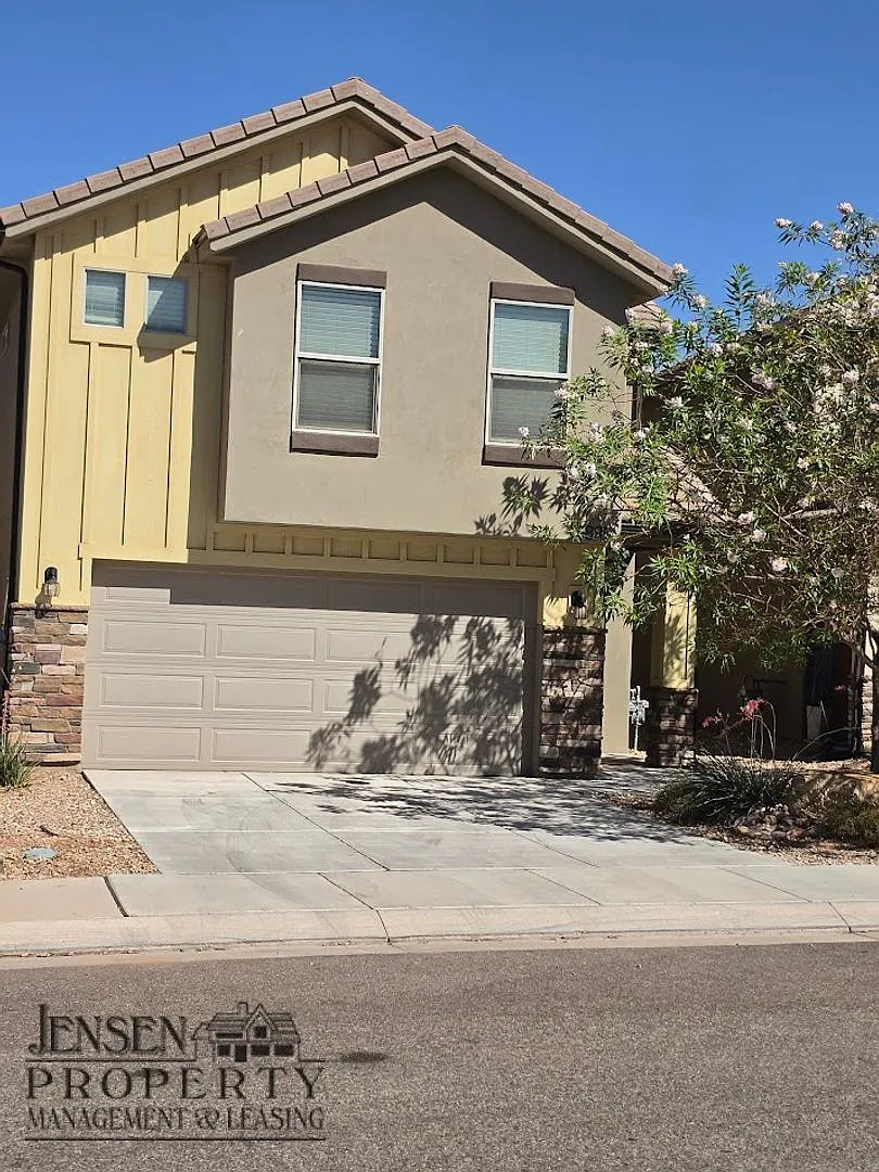 Town Home in Desert Bluffs- Pets Negotiable! — Photo 1