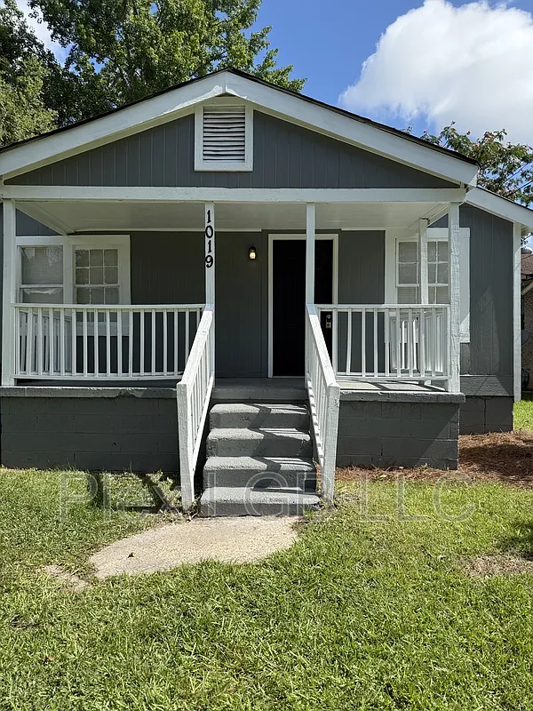 2 bed, 1.0 bath, 808 sqft, $1,050 — Photo 1