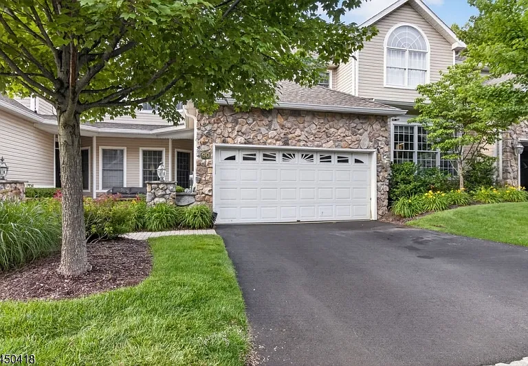 90 Winged Foot Dr — Photo 2