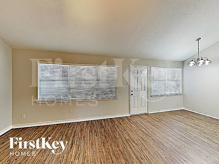 20327 Bridgedale Ln — Photo 3