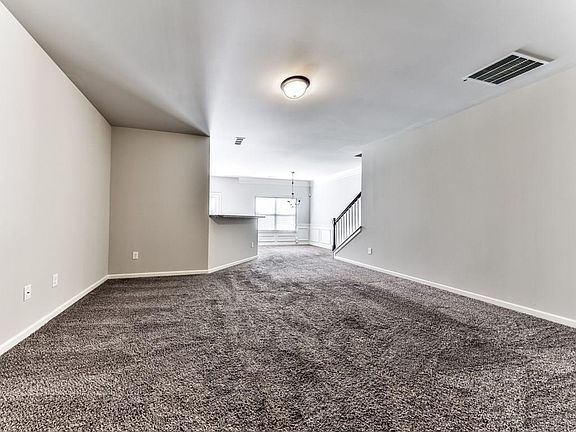 3rd image of 586 Oakside Pl