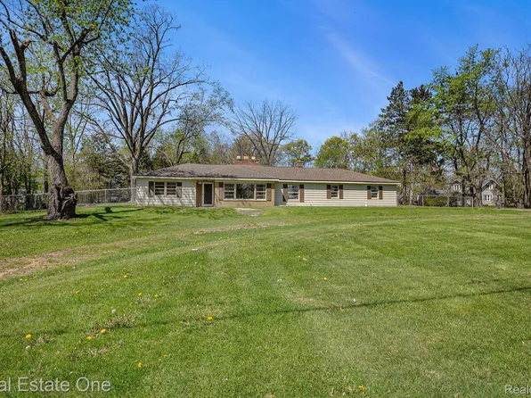 4001 N Duck Lake Rd, Highland, MI 48356