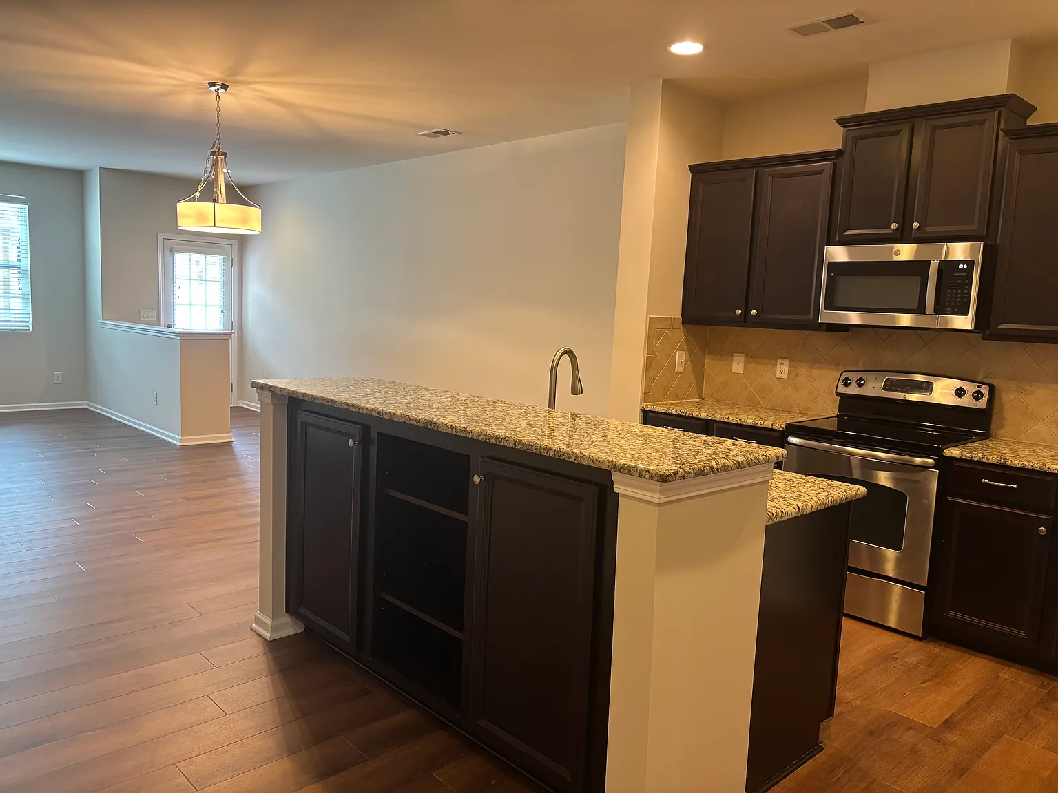 3 bed, 2.5 bath, 1882 sqft, $2,195 — Photo 3