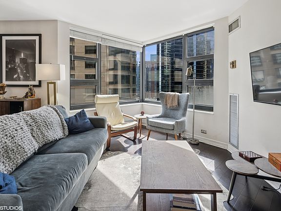4th image of 401 E Ontario St APT 1606