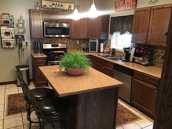 kitchen w/ large island