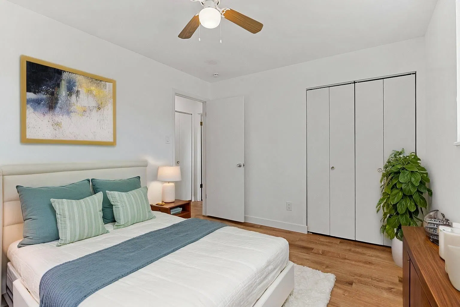 3 bed, 1.5 bath, 1250 sqft, $2,400 — Photo 2