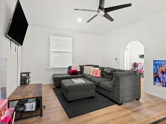 3rd image of 1120 Carson Ave