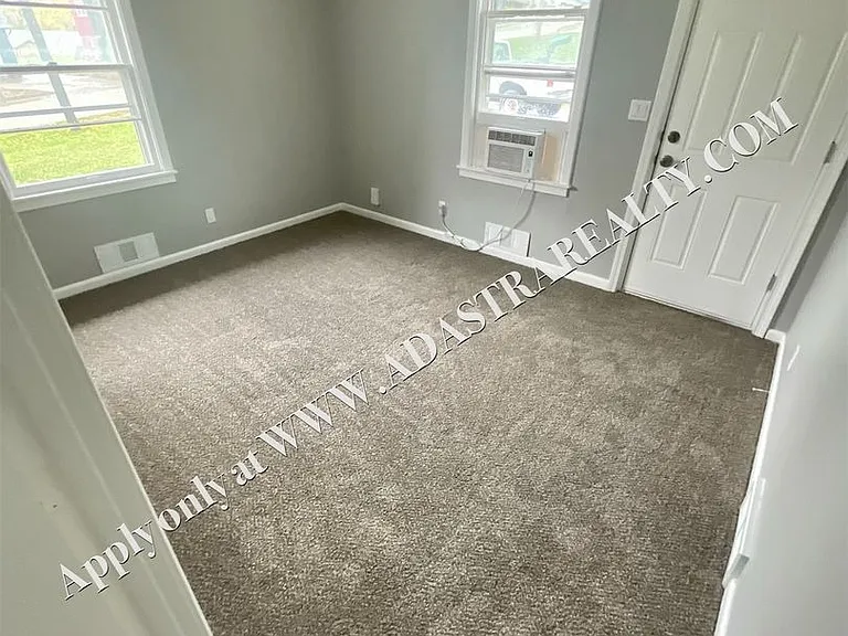 4904 NE 44th Ter — Photo 7