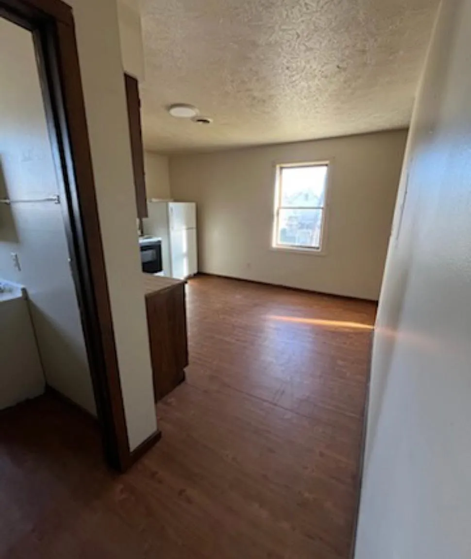 2 bed, 900 sqft, $700 — Photo 2