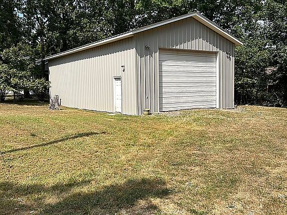 Lot 3 shop for boats etc.