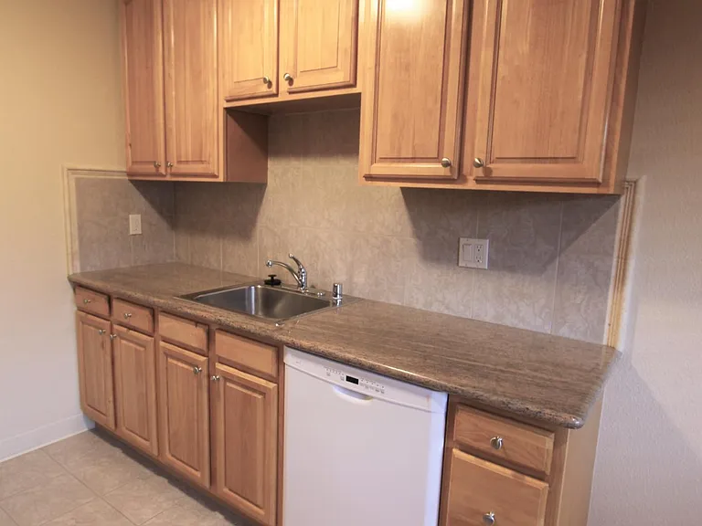 560 University Dr — Photo 9