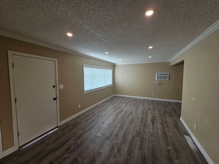 691 Graves Ave — Photo 13