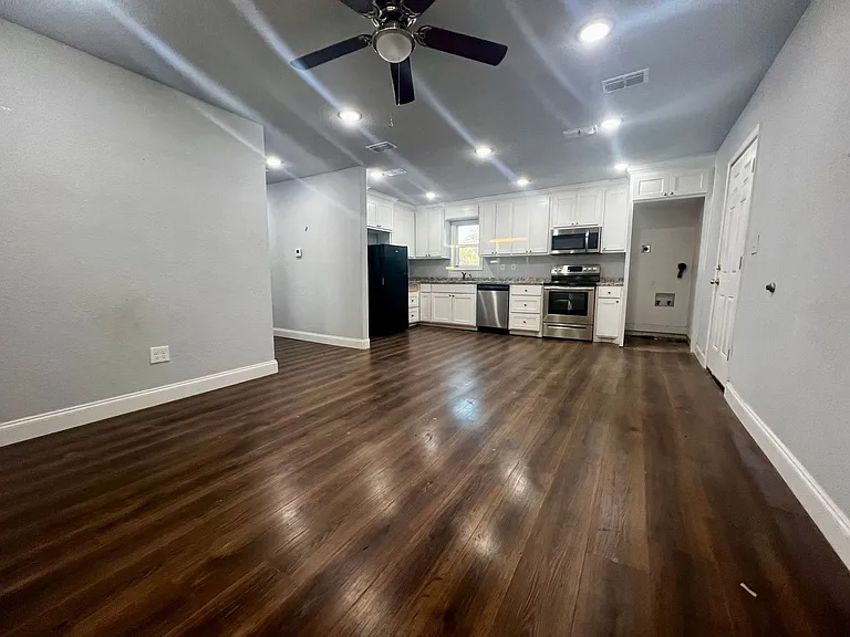 420 S 2nd St — Photo 2