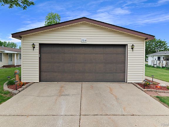 5th image of 704 Webber Ct