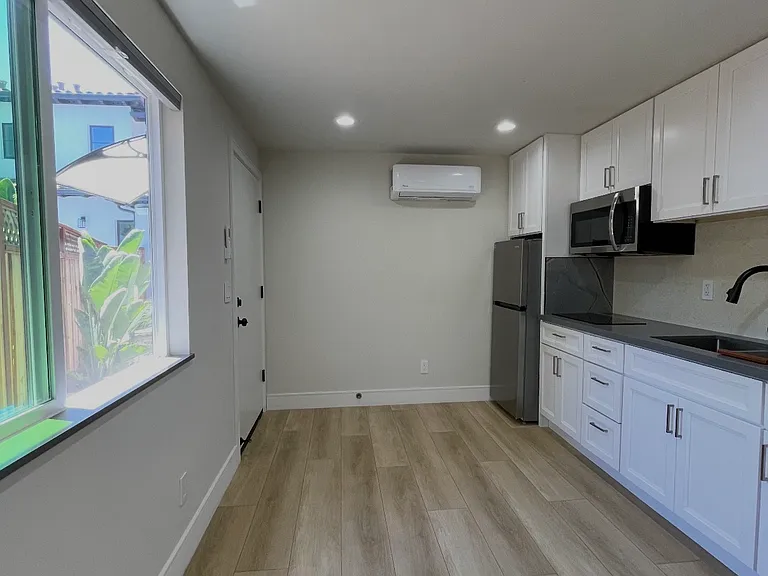 2525B Waverley St — Photo 4