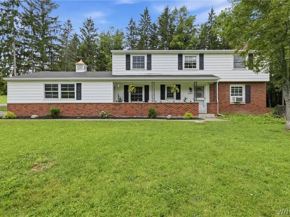 8894 Woodview Dr, Colden, NY 14033