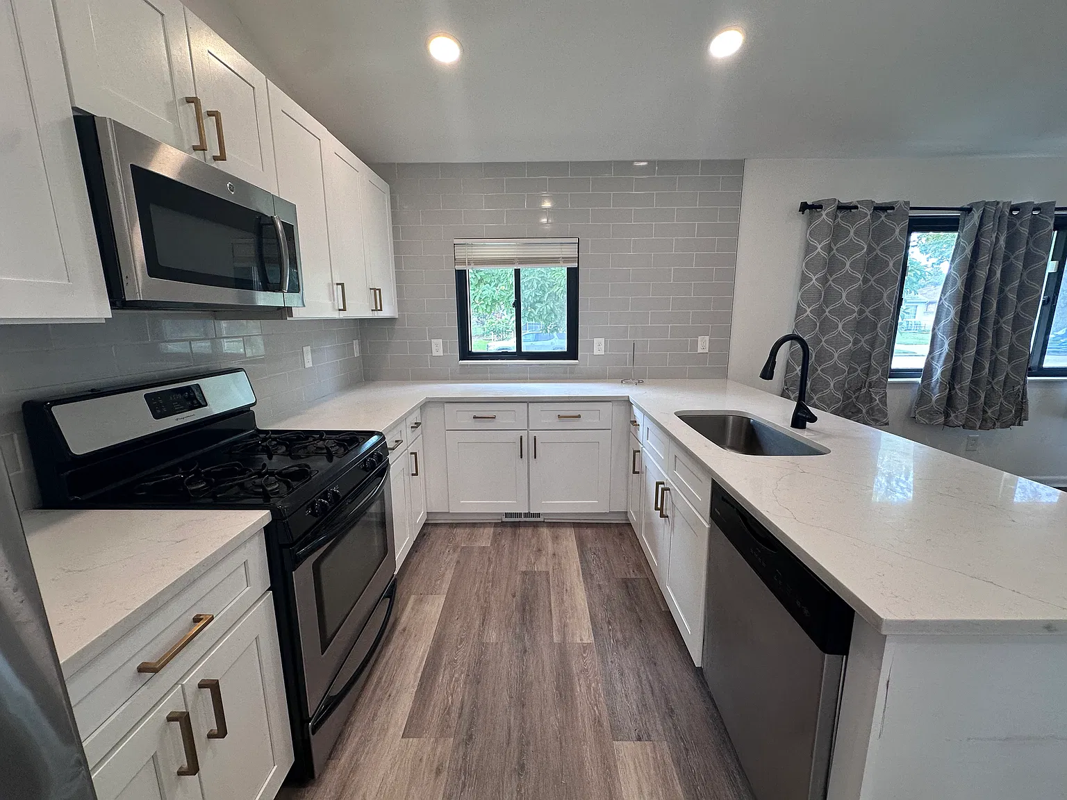3 bed, 960 sqft, $2,100 — Photo 4