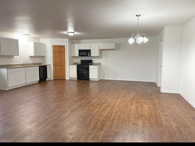 3064 Huntington Dr — Photo 7