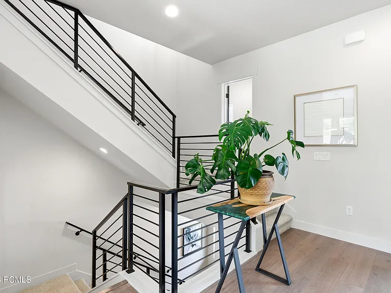 519 W Ascent Dr — Photo 3