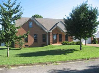 41 Greenbriar Ave, Lexington, TN 38351