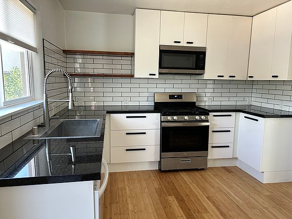 3rd image of 522 Graceland Dr SE
