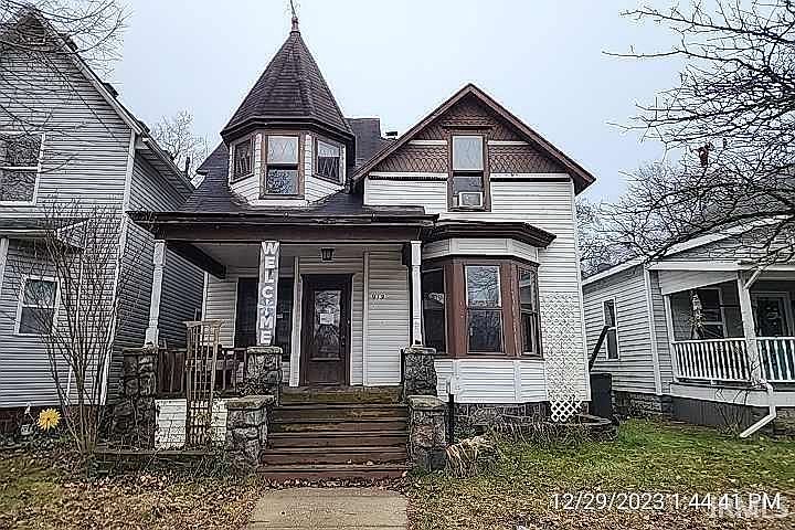 1st image of 913 W Marion St
