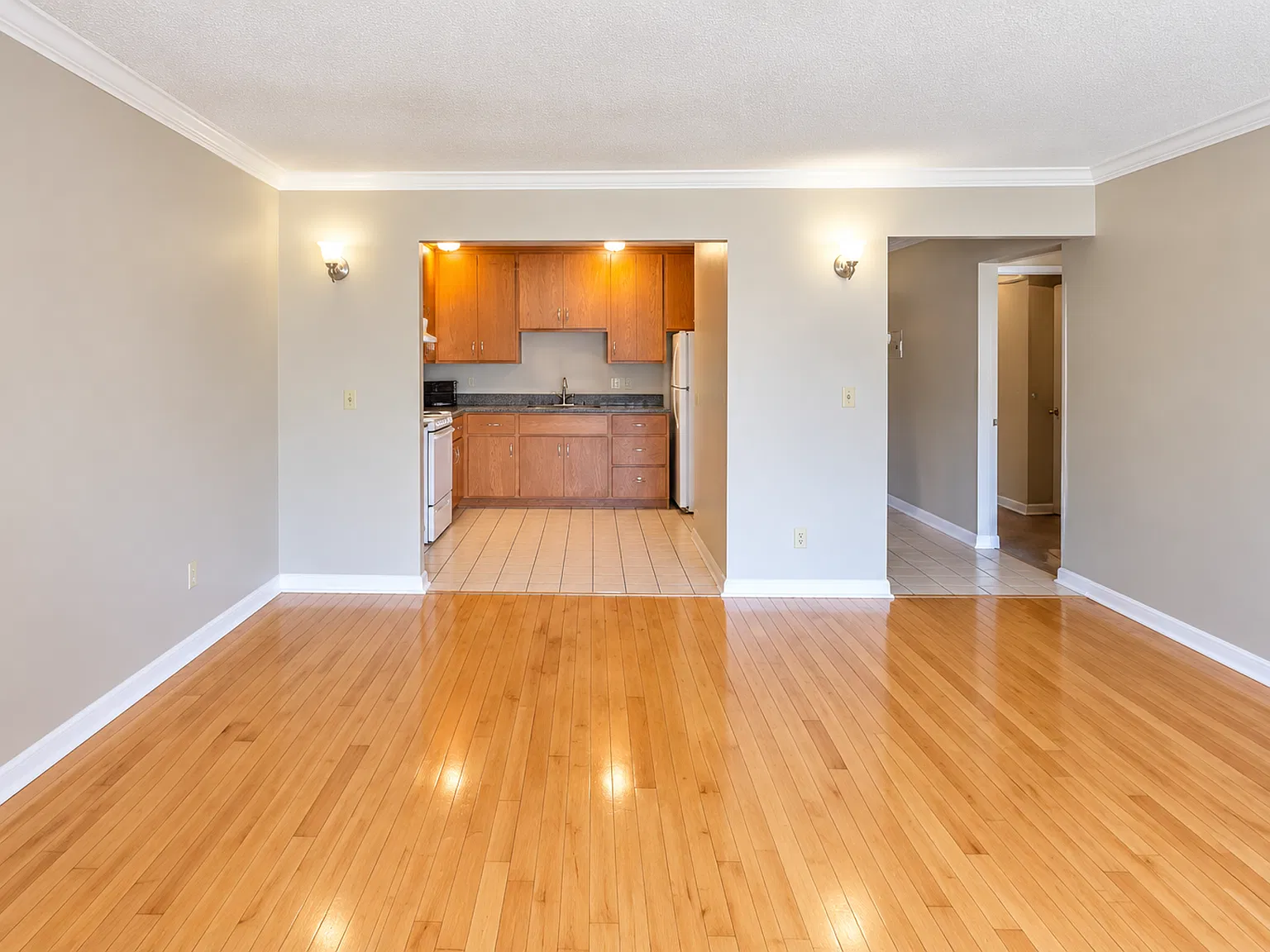 November 1st Move In-Free off Street Parking- Spacious and Sun-Filled 1BR, 1 BA! — Photo 4