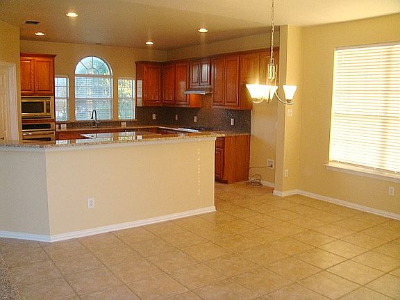 4th image of 3633 Oakcrest Dr