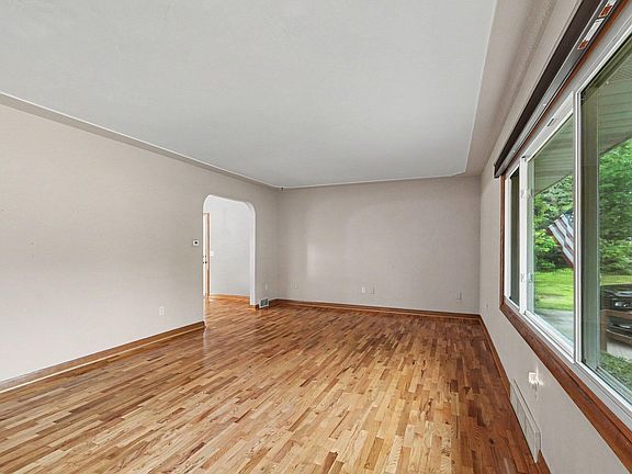 4th image of 328 Milton Ave