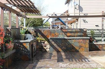 Kitchen
						:
						Stainless Steel oven, dishwasher and microwave.