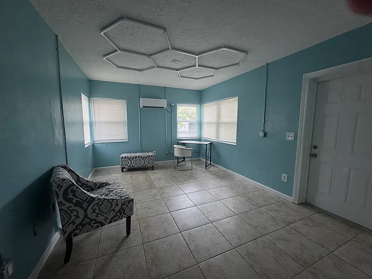 209-215 S Riverside Dr — Photo 6
