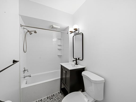 5th image of 724 W Buena Ave APT 3F