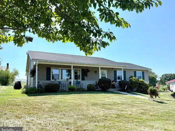 4 Buckingham Dr, Chambersburg, PA 17201
