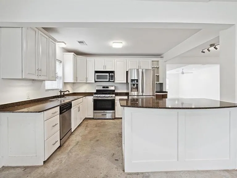 3818 Childress St — Photo 2