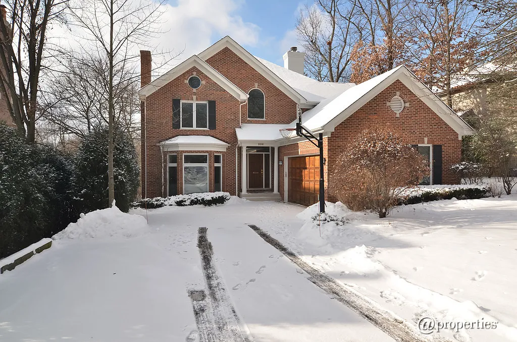 906 Bluff St photo 1