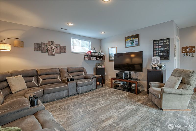 5th image of 218 B Street