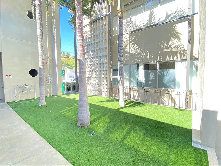 Cahuenga Place — Photo 18