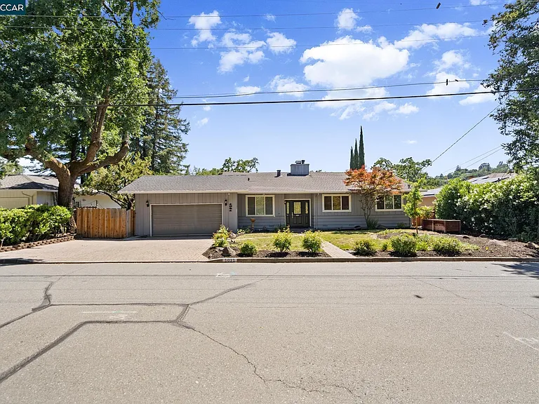 1021 Windsor Dr — Photo 3