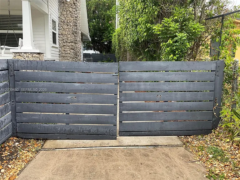 2434 SW 15th St — Photo 38