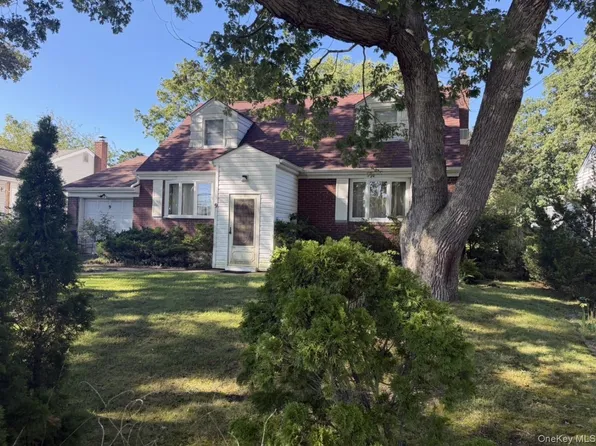9 Stillwell Street, Huntington, NY 11743